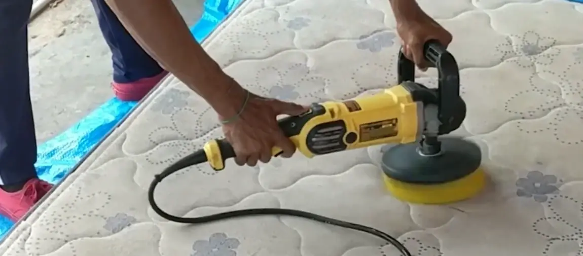 Rotary pad agitating cleaning solution into a mattress cover
